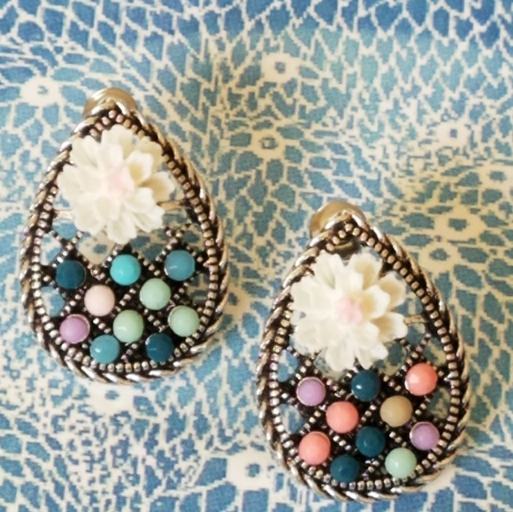 Jewelry - Old fashioned teardrop earrings beads & flower